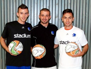 Leijona Futsalin uudet vahvistukset Nenad Rancic (vas.), Nenad Veljkovic ja Stefan Krstic saapuivat Akaaseen viikko sitten. Kuva: Leijona Futsal.