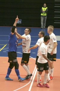 Leijona Futsalin maalivahti Tuomas Kallioinen sai joukkuekavereiltaan onnittelut tekemästään 4-1 osumasta.