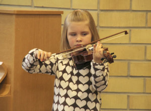 Ekaluokkalainen Vilma Lehti hurmasi yleisön viulullaan.