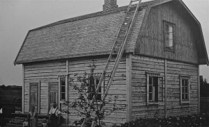 Merikarien perhe poseeraamassa uuden kotinsa edessä. Kuva on otettu 24.9.1915.  