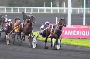 Prix d’Ameriquen voitti sunnuntaina Up And Quick ohjaksissaan Jean Michel Bazire. Toiseksi tuli Voltiguer De Myrt rattaillaan Gabriele Gelormini. Kuva: Rauli Ala-Karvia.