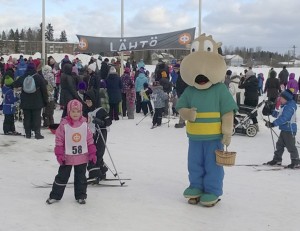 Henri Hippo tapasi toista sataa hiihtokaveria OP Tampereen perinteisissä Hippo-hiihdoissa Viialassa. Kuva Anita Saarimäki