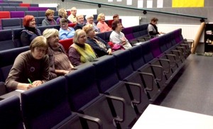Johtava hoitaja Marja Lehtonen kertoi hoitotakuun toteutumisesta akaalaisten potilasjärjestöjen edustajille. Akaassa ja Urjalassa tilanne on hänen mukaansa valtakunnallisesti katsoen vähintään tyydyttävä.