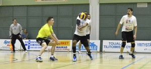 Akaa-Volleyn parhaana palkittu Jimmy Hernandes vastaanottaa palloa, libero Lassi Lahti keltaisessa paidassa varmistaa, Dima Borichev (takana) ja Juha Mäkikokko (5) seuraavat tilannetta. Kuva Harri Mattila.