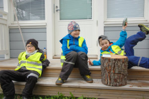 Joonatan Halme (vas.), Milo Kuoppala ja Sulo Kariluoma kertoivat, että muurahaisia ei näkynyt tällä retkellä.