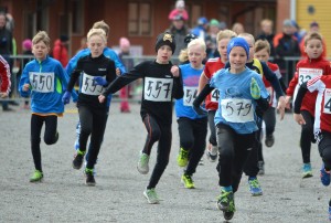 Valtin 10-vuotiaat pojat Joona Lehtinen (550), Tapio Suojanen (555), Mikael Viitanen (557)ja Eetu Koskinen (547) rynnistämässä kilometrin maastotaipaleelle.