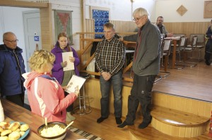 Kiitoksia jaettiin puolin ja toisin, kun Lionsit luovuttivat partiolippukunnalle stipendin. Viialan Lions Clubia edustivat Heikki Paananen (vas.), Heikki Hyrkäs ja Matti Kaaja ja lippukuntaa Tuija Haavisto (edessä) ja Kaisa Pentti. Kuva: Jari Hänninen. 