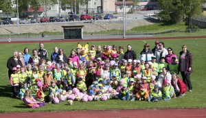 Koko karnevaalijoukko koottiin päätteeksi yhteiskuvaan. Kuvassa olevat pelipallot jaettiin Suuntana futis -hankkeen prinsessoille ja prinsseille Toijalan Pallon harjoituksissa illalla. 