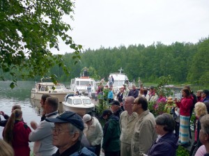 Moottoriveneilijät viettämässä juhannusta Hauhon Vihavuodessa vuonna 2010. 