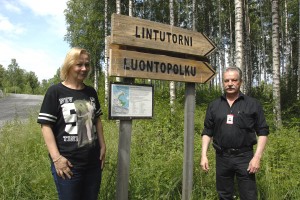 Kaupunginpuutarhuri Heli Laine ja työtoiminnan ohjaaja Risto Viitanen ovat tyytyväisiä, että luontopolku on taas kunnossa Sataman puoleiselta osalta.
