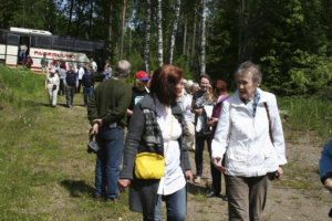 Kalvola-Seuran retkelle osallistui bussillinen kotiseutuasioista kiinnostuneita.