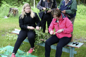 Kalvolan apteekin joukkue. Vasemmalla Jenni ja oikealla Kirsi Rantala.