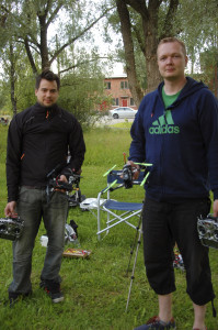 Martti Virtanen (vas.) ja Jani Lamminen lennättivät multiroottorikoptereita Rauhaniemen kerrostalojen puistossa keskiviikkona.