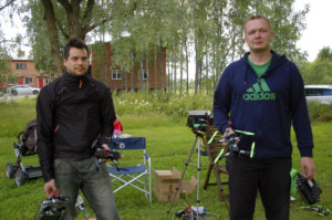 Martti Virtanen (vas.) ja Jani Lamminen lennättivät multiroottorikoptereita keskiviikkona Rauhanummen kerrostalojen puistoalueella.