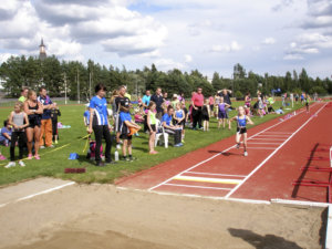 Urheilukentällä nautittiin isolla joukolla paitsi urheilemisesta, myös kesäisestä säästä. Tässä meneillään 9-vuotiaiden tyttöjen pituushyppykilpailu.