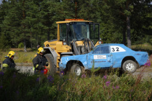 Sami Voittosen auto osui kesken kierroksen kaiteeseen. Mies selvisi itse kolaristaan vaurioitta.