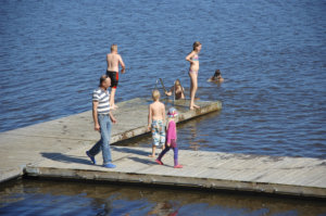 Myös uiminen oli ohjelmassa Tipurin pihapeli-illassa.