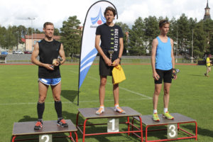 Kymmenen kilometrin miesten kilpailussa palkintokorokkeelle kiipesivät voittaja Tino Stenman, toiseksi tullut Veikko Rintala ja kolmanneksi kirinyt Aapo Haataja.