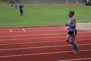 Pauli Kiuru ehti takaisin urheilukentälle ennen sadetta. Tuloksena puolimaratonin voitto.