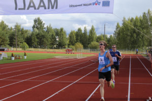 Aapo Haataja ja Riku-Antti Naskali ratkaisivat kymmenen kilometrin kisan kolmossijan vasta loppukirissä. Ylöjärven Ryhdin Haataja oli hitusen nopeampi.