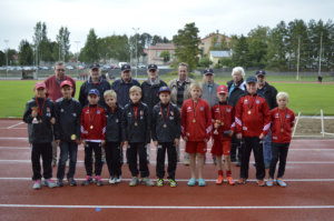 Viides Toijalan Pallo -49:n E-junioreiden G-mies -taitokilpailu on ohi ja palkinnot on jaettu. Taitokilpailun idean isä on Pertti Valtonen (takarivissä kolmas vasemmalta). Kuva: Juha Pietikäinen.