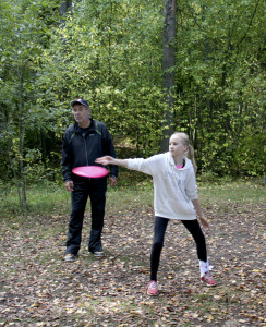 Viivi Jokelan tyylipuhdasta heittoa frisbeegolfradalla ihailee Hannu Leppälä.