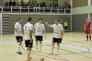 Henri Ojala (toinen oik) ja Jirka Järvi (oik) juonivat Leijona Futsalille hienon kotivoiton. Kuva Nykke Nyström. 