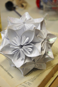 Paperista valmistettu kukkapallo on kaunis koriste.