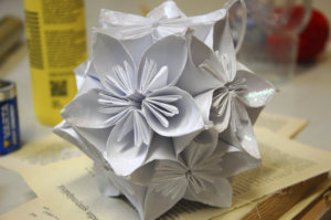 Kaunis kukkapallo syntyy paperista taittelemalla ja liimaamalla.