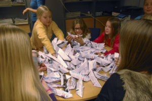 Maailmanennätys on valmis! Niina Pulkkinen (vas.), Fanni Pösö ja Venla Mikkola riemuitsevat.