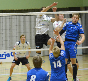 Lentopallossa on joskus verkolla ruuhkaa. Vantaan Lentopalloa vastaan pelatussa ottelussa Akaa-Volleyn parhaana palkittu Arttu Löfgren (2) tarkkailee taustalla, kuinka korkeimmalla oleva Markus Kauppinen ja hänen vieressään kamppaileva Rami Rekomaa selviävät VanLe:n Aleksi Haltian (1), Nuutti Niinivaaran (14) ja Marko Maattaisen (8) rynnistyksessä. Kuva: Harri Mattila.