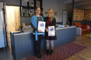 Satu Uimi (vas.) ja Jenni Töppärä palkittiin 100 euron stipedeillä kiitokseksi vapaaehtoistyöstä Koko kylän Olkkarilla.