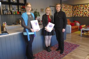 Satu Uimi (vas.) ja Jenni Töppärä saivat LC Kylmäkoskelta 100 euron stipendit, jotka Lauri Seppälä ojensi.