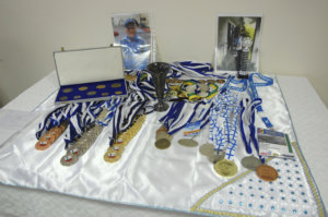 Ilmari Saunamäelle on kertynyt valtava määrä palkintoja hänen urheilu-uransa varrella. Kuvassa on vain pieni osa niistä.