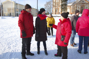 Raija Toivonen (oik.) ja Aarne Kiuru muistuttivat Sanna Marinia ilmastonmuutoksen torjumisen tärkeydestä.