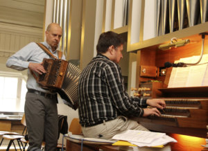 Markku Lepistö (vas.) ja Juha Salmesvuori soittivat ensimmäisen kerran yhdessä Akaan kaupungin itsenäisyysjuhlassa. Ensi viikon konsertissa kuullaan kantaesityksen Markun kaksikolle säveltämä Suite for Organ Accordion.