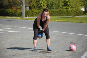 Elisa Vaara osallistui kahvakuulajumppaan Matinpuiston kentällä.