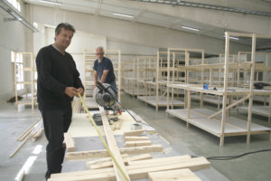 Siivottuaan ja maalattuaan entiset leipomotilat Topi Sydänmaa (vas.) ja Markku Lehtinen ovat rakentaneet myyntipöytiä.