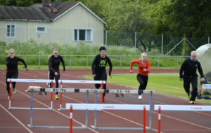 Aikuisten yleisurheilukoulun päätteeksi pidetyssä haasteottelussa sai juosta 60 metriä myös ilman aitoja. Antti Niskanen ja Reija Haanpää ottavat mittaa Valtin 15-vuotiaista tytöistä Kiira Vileniuksesta, Pinja Lehtisestä ja Matilda Koposesta.