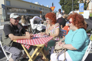 Veijo ja Marja Rantanen sekä Anja Ahtiainen nauttivat aurinkoisesta kesäpäivästä torikahvilassa. 