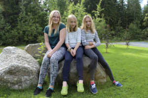 Erika Krankkala (vas.) sekä Jonna ja Roosa Mustonen ovat valmiina kouluun. Jonna jatkaa Sontulan koulussa ja Roosa ja Erika lähtevät Toijalan yhteiskouluun.