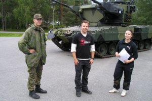 Rastilla viisi alikersantti Lindberg (vas.), Mikko Kuitunen ja Sanna Jaakola sekä taustalla ilmatorjuntapanssarivaunu Marksman ItPsv90M. Kuva: Jukka Turunen.
