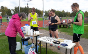 Miesten puolimaratonin voittajakolmikko ravitsee itseään maalin huoltopisteellä, vasemmalta Asko Nuikka Kylmäkosken Veikoista, Markus Välimäki Kylmäkosken Veikoista, takana Olli Laine Kenttäurheilijat -58:sta ja Jani Hiltunen Lempäälän Kisasta. Huoltopisteellä energiapaloja oli jakamassa Sirpa Hämäläinen.
