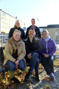 Aino-Liisa Lilvanen (takana vas.), Sami Rajala, Ursula Finni (edessä vas.), Mari Yli-Koivisto ja Jaana Saramies ovat tyytyväisiä hoitoon, mutta haluavat muutosta hoitoaikaperusteiseen maksujärjestelmään. 