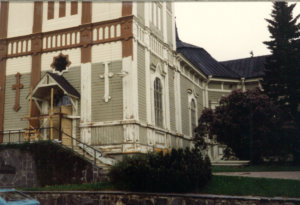 Akaan kirkko maalattiin 1960-luvulla vihreäksi. Vuoden 1983 maalauksen yhteydessä palattiin aiemmin käytössä olleeseen vaaleaan väriin. Kuva: Akaan seurakunta. 