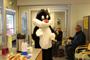 Akaan Seudun kahvivieraita kävi tervehtimässä myös Akaan Seudun maskottikissa Aksu Pippuri Hunajahäntä.