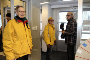 Aino ja Urpo Paaso (oik.) poikkesivat kävelylenkiltä kahville. Vantaalla asuva Allan Nylund kertoo viettävänsä paljon aikaa mökillä Sotkialla.