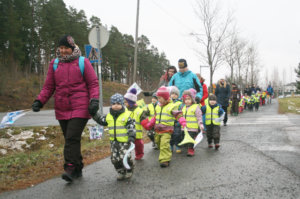 Tenava-Toivon lapset ja henkilökunta herättivät Lapsen oikeuksien marssillaan huomiota viime perjantaina Toijalassa.