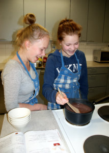 Viialan yhtenäiskoulun 7C-luokkalaiset Tea Huhdanperä ja Nenna Lähteenmäki saivat suklaakiisselin onnistumaan, kunhan käyttöön löytyi tarvittava, pinnoitettu kattila. 