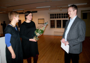 Hanna van Ingen ja Elina Yrjönen ottivat vastaan onnittelut Akaan sivistysjohtajalta Jukka Oksalta Voipaalan näyttelyn avajaisissa marraskuussa. 